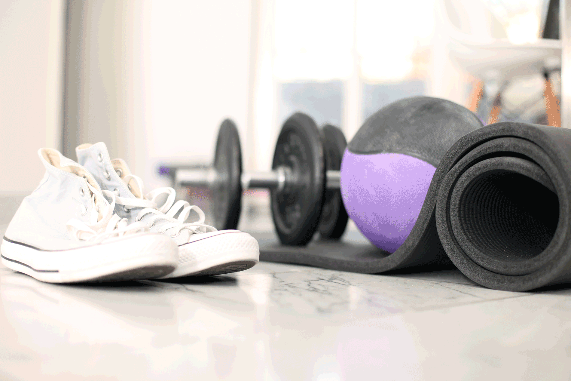 Fitnesszubehör auf dem Marmorboden